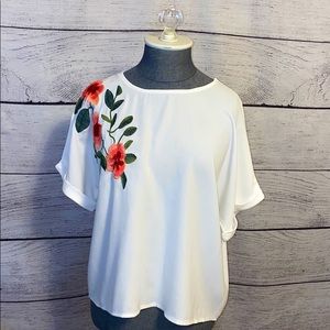 Jeuvre White Short Sleeve Blouse w/ Flower Emblems